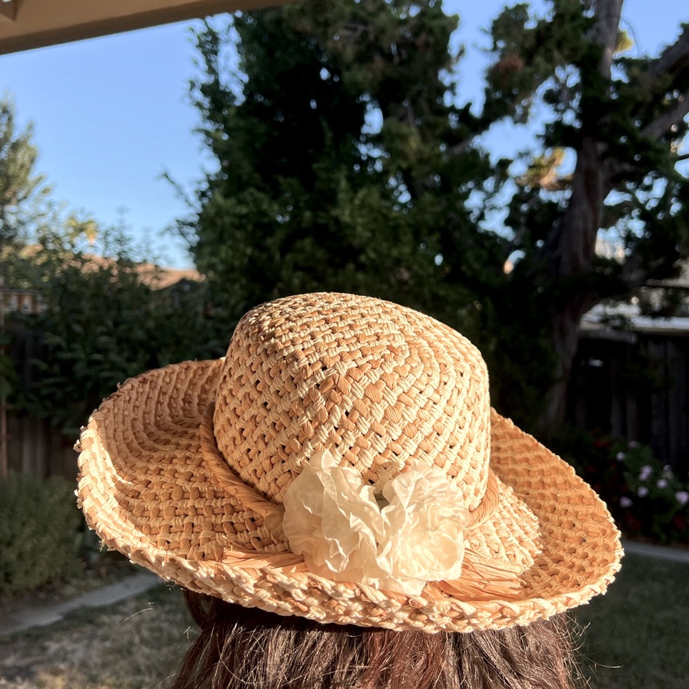 Gorgeous summer straw like hat with white flowers like new - Picture 8 of 17